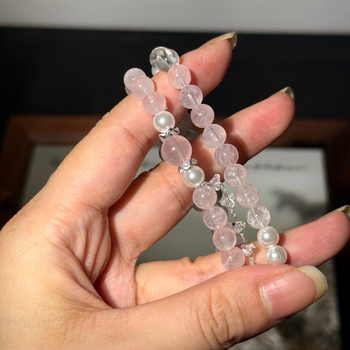 Narukvica s dvostrukim kružnim oblikom, školjkasti biseri i kristali, ručno pleteni, ženski dodatak, originalni dizajn, proljeće 2025