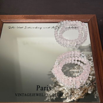 Narukvica s dvostrukim kružnim oblikom, školjkasti biseri i kristali, ručno pleteni, ženski dodatak, originalni dizajn, proljeće 2025