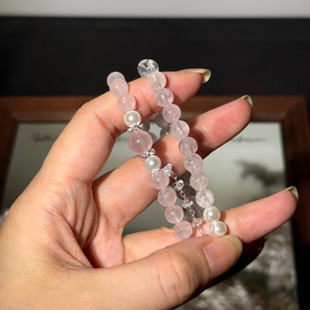 Narukvica s dvostrukim kružnim oblikom, školjkasti biseri i kristali, ručno pleteni, ženski dodatak, originalni dizajn, proljeće 2025