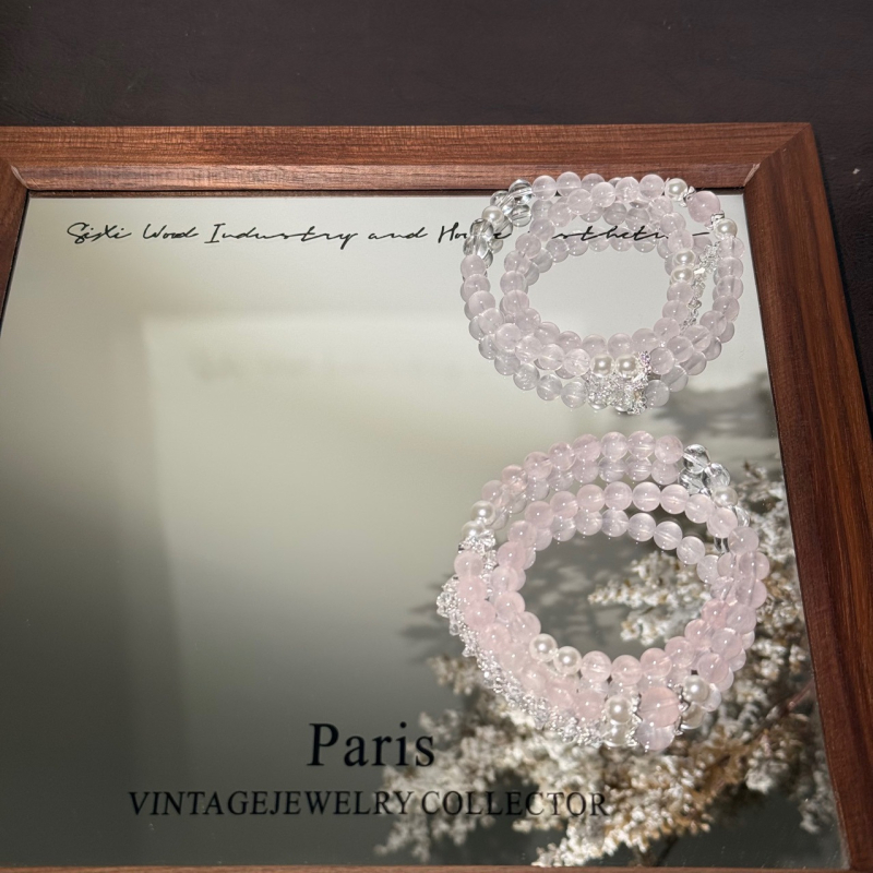 Narukvica s dvostrukim kružnim oblikom, školjkasti biseri i kristali, ručno pleteni, ženski dodatak, originalni dizajn, proljeće 2025