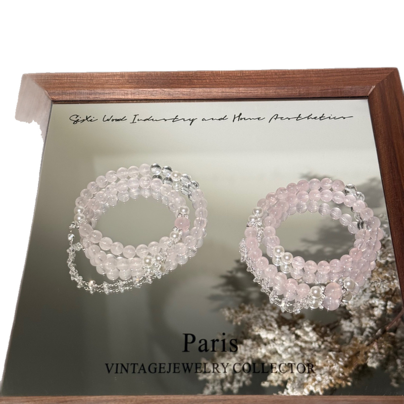 Narukvica s dvostrukim kružnim oblikom, školjkasti biseri i kristali, ručno pleteni, ženski dodatak, originalni dizajn, proljeće 2025