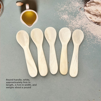 Set tacâmuri din scoică — lucrat manual, gravat și lustruit, material natural; include cuțit, furculiță și lingură de desert