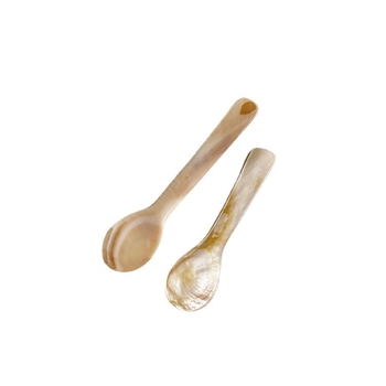 Set tacâmuri din scoică — lucrat manual, gravat și lustruit, material natural; include cuțit, furculiță și lingură de desert