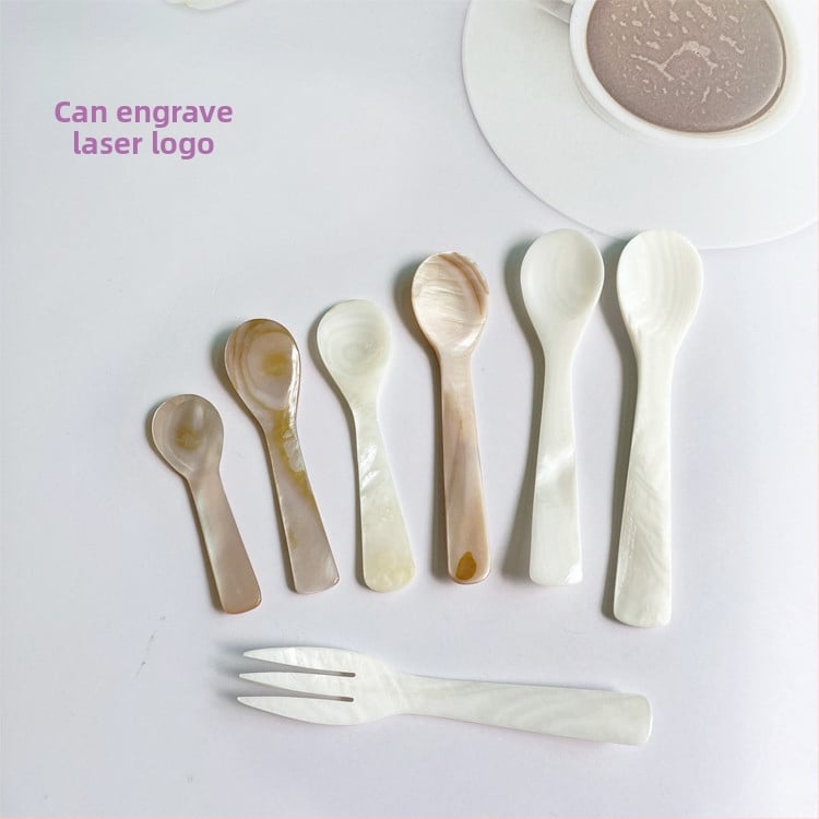 Set tacâmuri din scoică — lucrat manual, gravat și lustruit, material natural; include cuțit, furculiță și lingură de desert