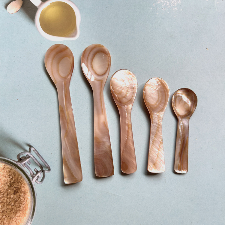 Set tacâmuri din scoică — lucrat manual, gravat și lustruit, material natural; include cuțit, furculiță și lingură de desert