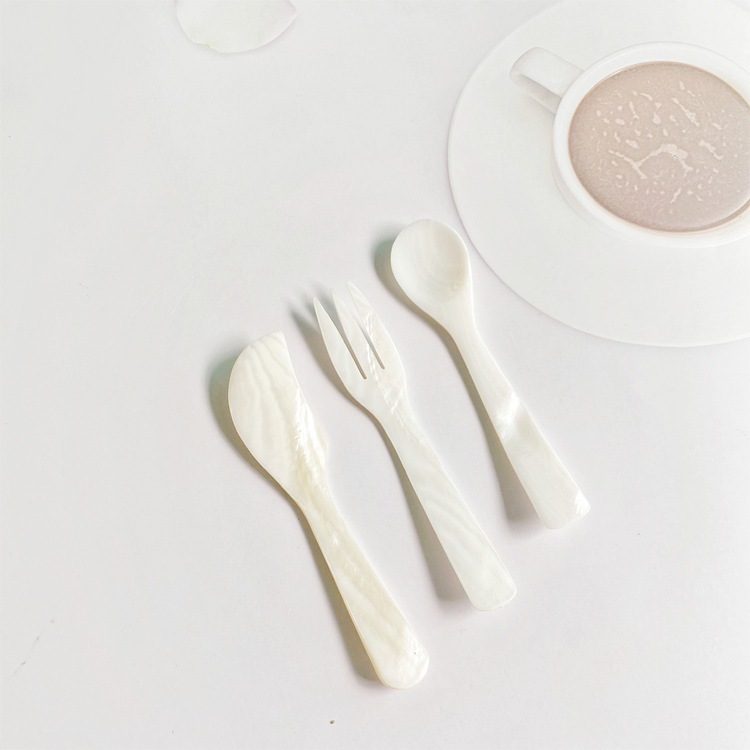 Set tacâmuri din scoică — lucrat manual, gravat și lustruit, material natural; include cuțit, furculiță și lingură de desert