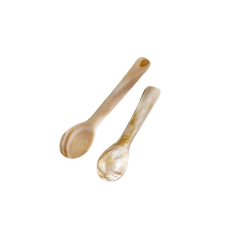 Set tacâmuri din scoică — lucrat manual, gravat și lustruit, material natural; include cuțit, furculiță și lingură de desert