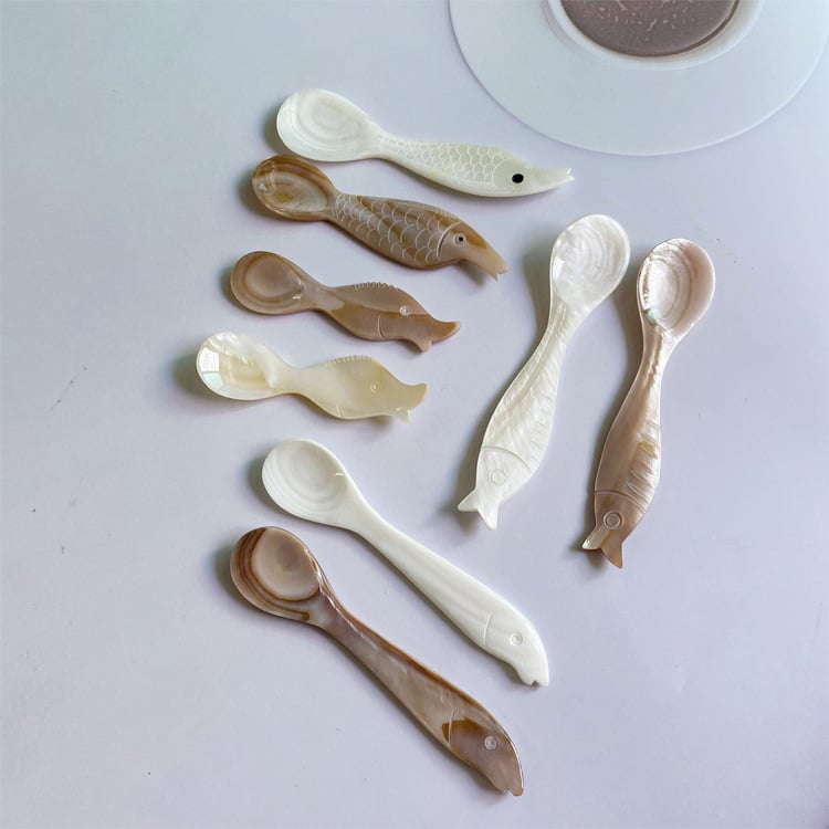 Lingură din cochilie de perlă, lucrată manual, gravată, suprafață lustruită, pentru uz casnic – amestec cafea și desert