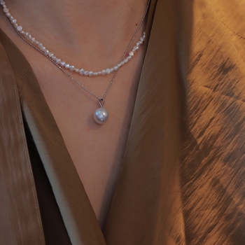 Ogrlica od prirodnih baroknih bisera, nepravilnog oblika, Quite brend, minimalistički stil, ljeto 2025