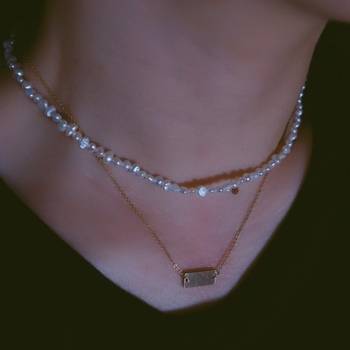 Ogrlica od prirodnih baroknih bisera, nepravilnog oblika, Quite brend, minimalistički stil, ljeto 2025