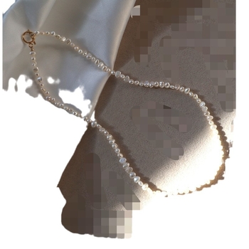 Ogrlica od prirodnih baroknih bisera, nepravilnog oblika, Quite brend, minimalistički stil, ljeto 2025