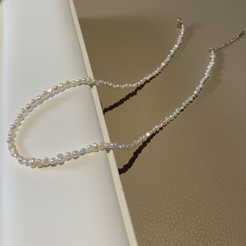 Ogrlica od prirodnih baroknih bisera, nepravilnog oblika, Quite brend, minimalistički stil, ljeto 2025