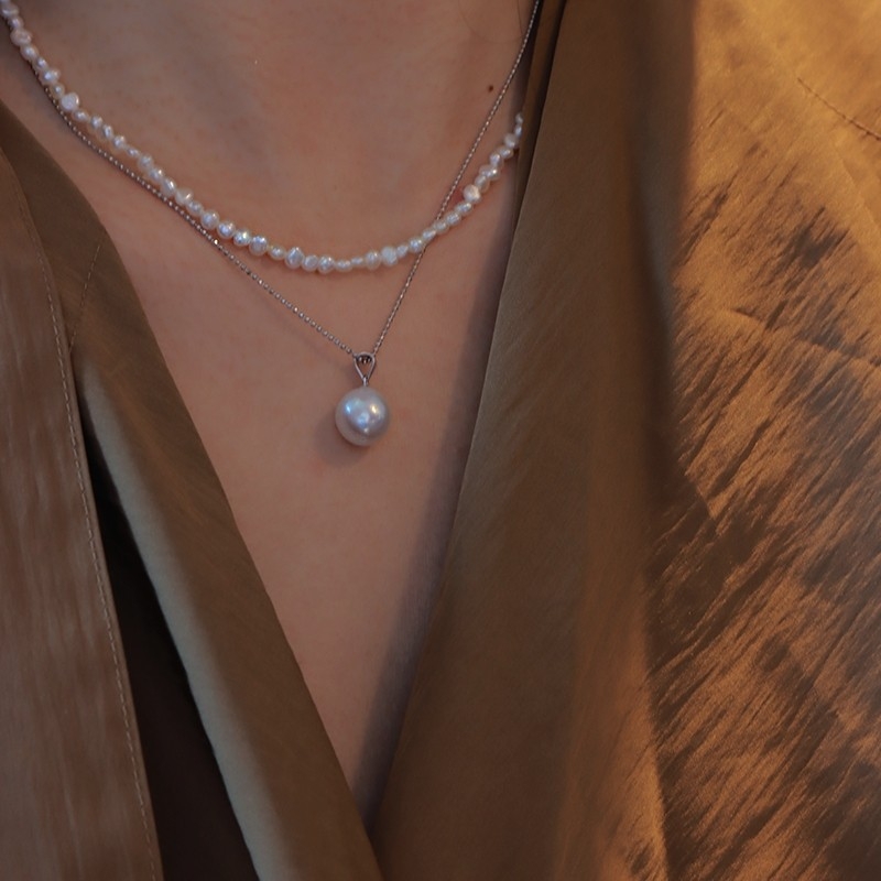 Ogrlica od prirodnih baroknih bisera, nepravilnog oblika, Quite brend, minimalistički stil, ljeto 2025