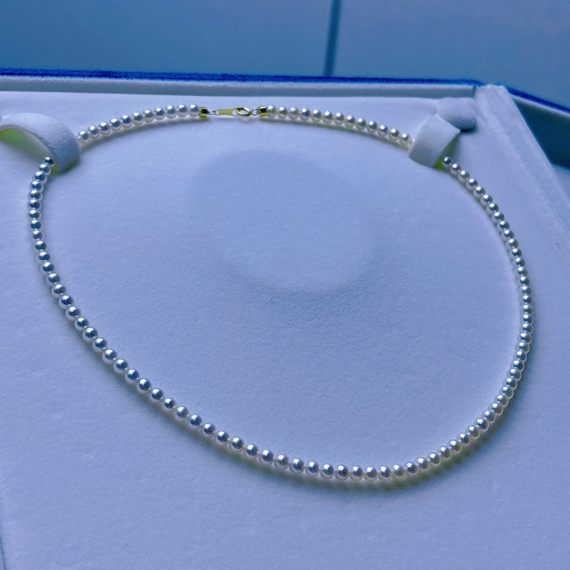 Colier din perle naturale de apă dulce, formă circulară perfectă, certificat GRC, închizătoare din aur 18K, lansare toamnă 2025.