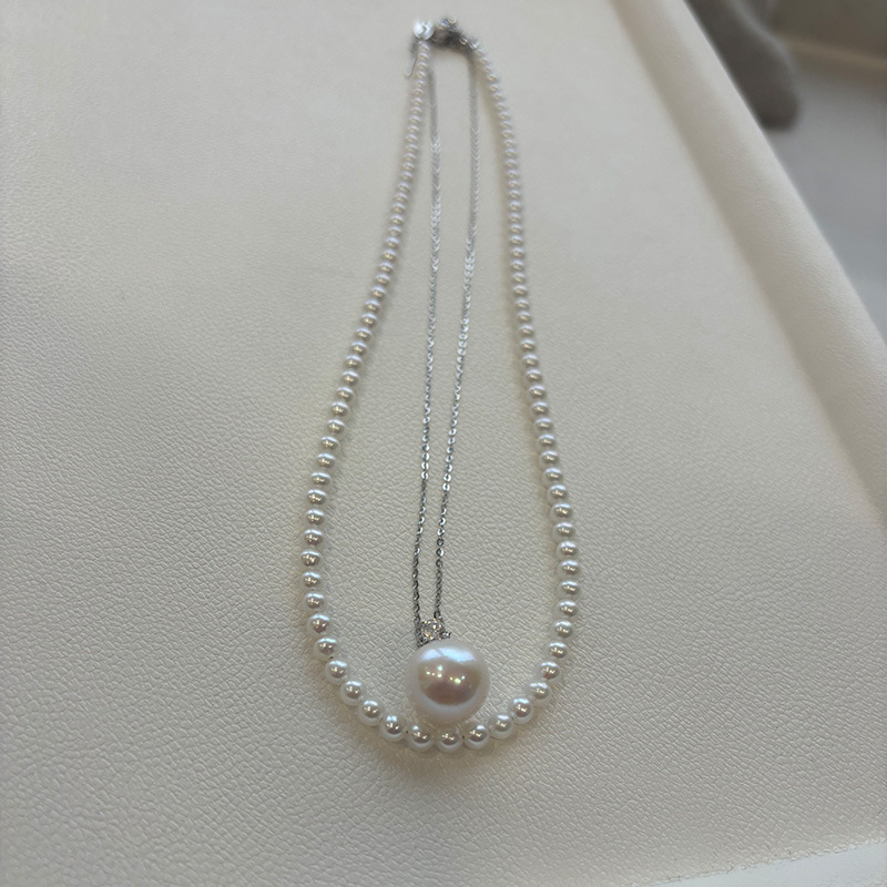 Frissvízi gyöngyökből készült nyaklánc, valódi kerek gyöngyök, ezüst 925, tavasz 2024 (frissvízi gyöngyök; valódi kerek formák; ezüst 925; tavasz 2024)
