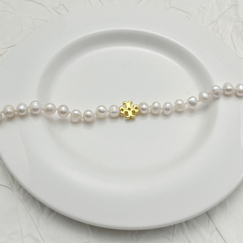 Narukvica s prirodnim perlama u obliku slova, ručno pletena, ženski uredski stil, ljeto 2025