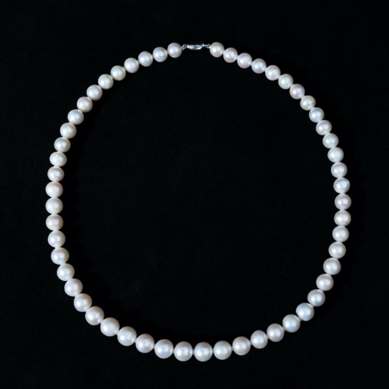 Kaklo juosta su saldvandenėmis perlėmis, beveik apskritos formos, 925 sidabro pynimo dizainas