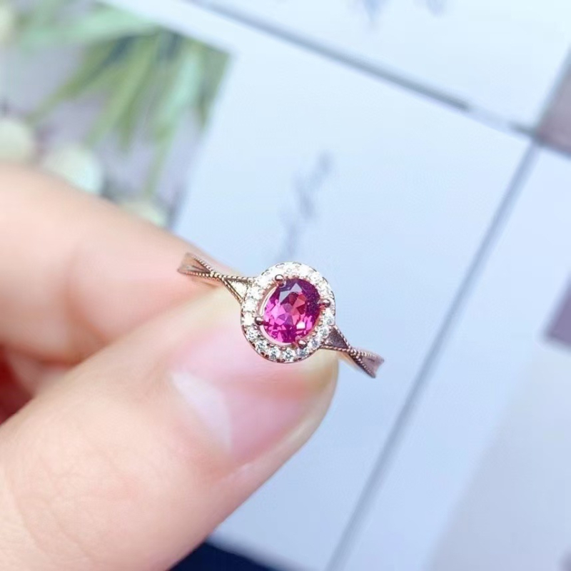 Regulējams gredzens no 925 sudraba ar dabisko magnija-alumīnija granātu – sievietēm elegants juvelierizstrādājums