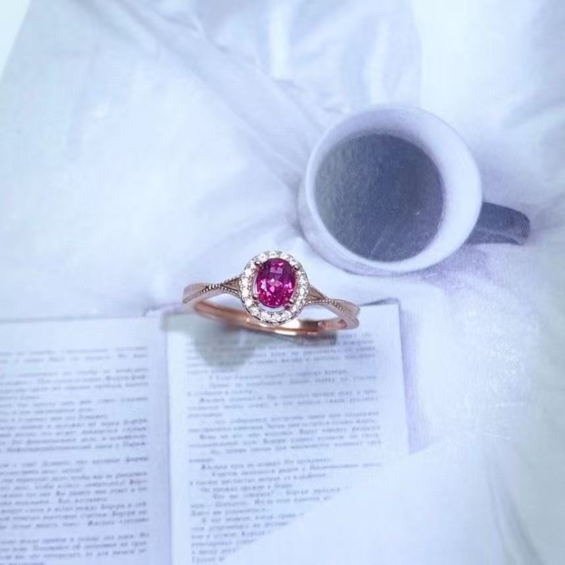 Prilagodljiv prsten od srebra 925 s prirodnim magnezij-aluminijskim granatom – elegantan ženski nakit