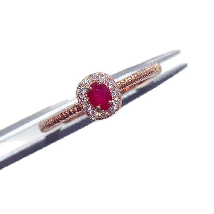 Prsten s prirodnim rubinom boje golubije krvi u srebru 925, elegantan i profinjen dizajn, ženski komad nakita