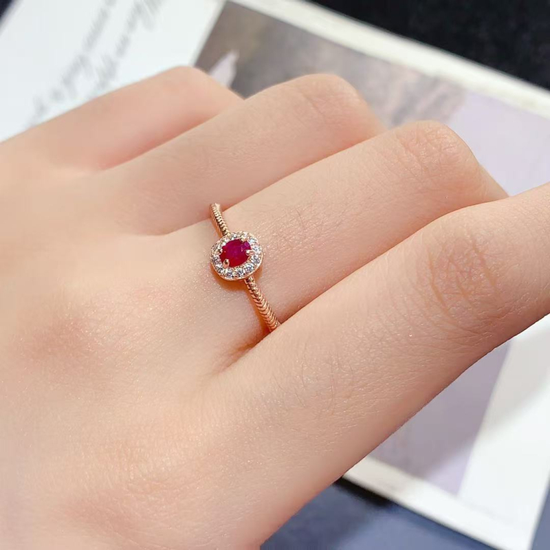Prsten s prirodnim rubinom boje golubije krvi u srebru 925, elegantan i profinjen dizajn, ženski komad nakita