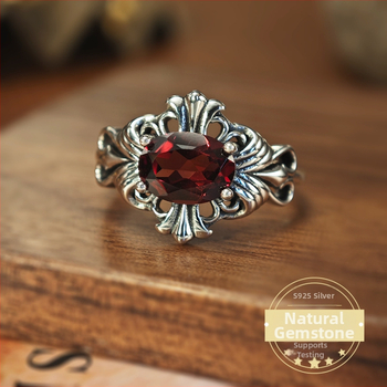 Granāta gredzens no sudraba 925, sievietēm – ģeometrisks dizains, iestatīti dārgakmeņi