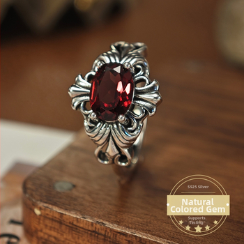 Granāta gredzens no sudraba 925, sievietēm – ģeometrisks dizains, iestatīti dārgakmeņi