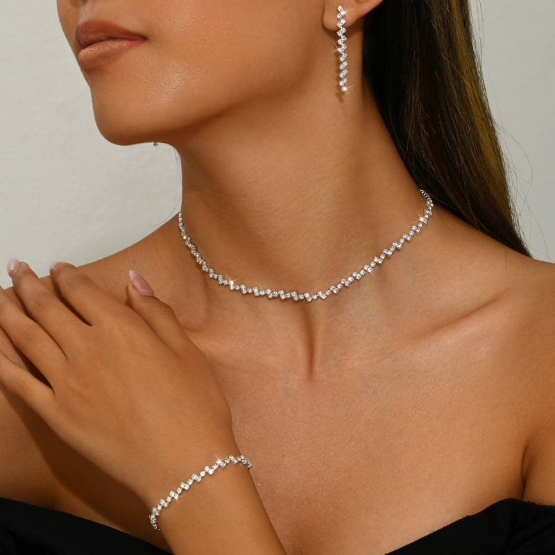 Ékszerszett (fülbevaló, nyaklánc és karkötő) rézből, elektropácolt felülettel, strassz medállal, oldalsó lánccal