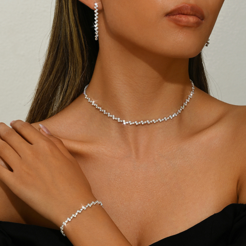 Ékszerszett (fülbevaló, nyaklánc és karkötő) rézből, elektropácolt felülettel, strassz medállal, oldalsó lánccal