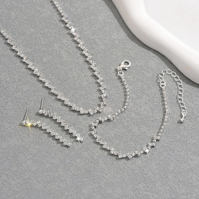 Ékszerszett (fülbevaló, nyaklánc és karkötő) rézből, elektropácolt felülettel, strassz medállal, oldalsó lánccal