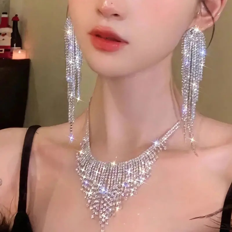 Fülbevaló és nyaklánc készlet rhinestone bojtokkal, elektroplatinált, szabályos lánccal, rhinestone medállal; minták: Szív, Vízcsepp, Harang