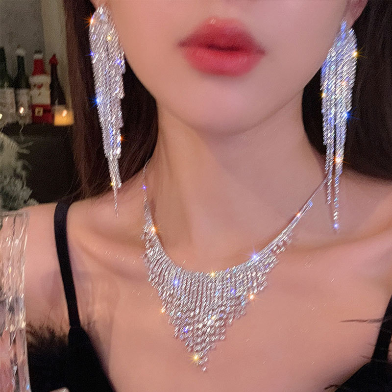 Fülbevaló és nyaklánc készlet rhinestone bojtokkal, elektroplatinált, szabályos lánccal, rhinestone medállal; minták: Szív, Vízcsepp, Harang