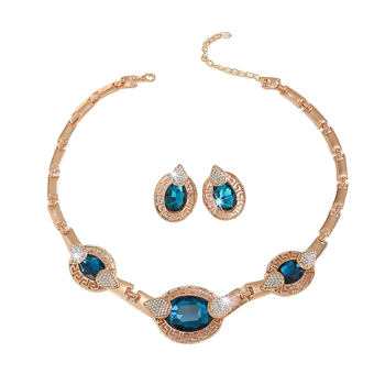 Ötvözetből készült nyaklánc és fülbevaló készlet elektroplattált bevonattal; szabályos lánc; medál anyaga: ötvözet; minták: szerelem, vízcsepp, harang