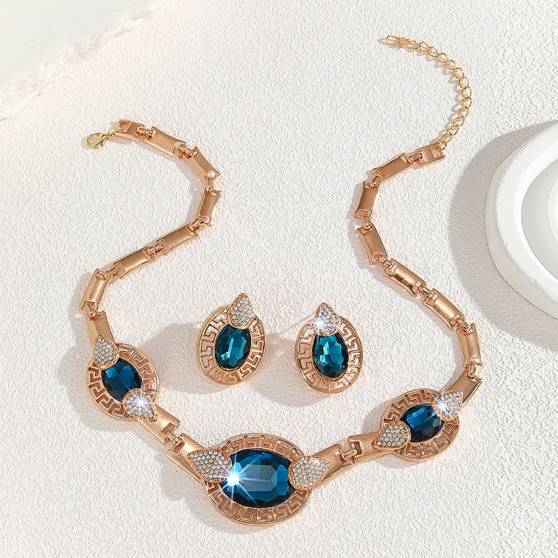 Ötvözetből készült nyaklánc és fülbevaló készlet elektroplattált bevonattal; szabályos lánc; medál anyaga: ötvözet; minták: szerelem, vízcsepp, harang