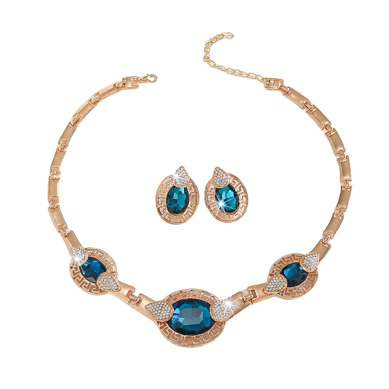 Ötvözetből készült nyaklánc és fülbevaló készlet elektroplattált bevonattal; szabályos lánc; medál anyaga: ötvözet; minták: szerelem, vízcsepp, harang