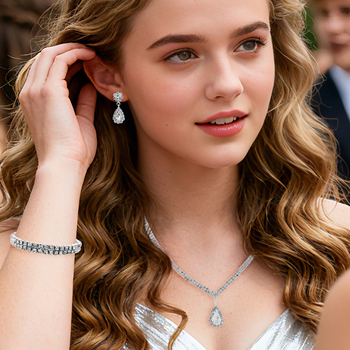 Háromrészes női ékszerszett: nyaklánc, fülbevaló és karkötő; üveg és lazurit lapis lazuli, gyémánt-stílus befejezés; réz medál egy hagyományos láncon; formák: szív, csepp, harang; márka Miallo; 2025 ősz