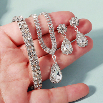 Háromrészes női ékszerszett: nyaklánc, fülbevaló és karkötő; üveg és lazurit lapis lazuli, gyémánt-stílus befejezés; réz medál egy hagyományos láncon; formák: szív, csepp, harang; márka Miallo; 2025 ősz