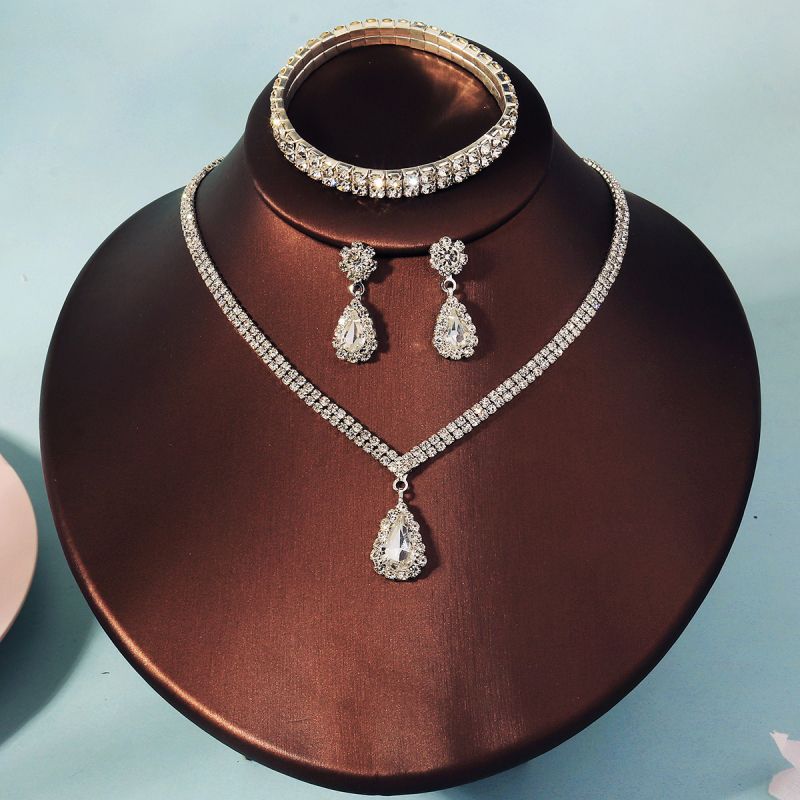 Háromrészes női ékszerszett: nyaklánc, fülbevaló és karkötő; üveg és lazurit lapis lazuli, gyémánt-stílus befejezés; réz medál egy hagyományos láncon; formák: szív, csepp, harang; márka Miallo; 2025 ősz