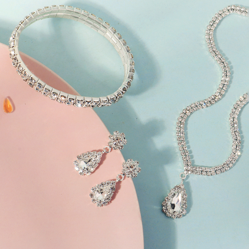 Háromrészes női ékszerszett: nyaklánc, fülbevaló és karkötő; üveg és lazurit lapis lazuli, gyémánt-stílus befejezés; réz medál egy hagyományos láncon; formák: szív, csepp, harang; márka Miallo; 2025 ősz