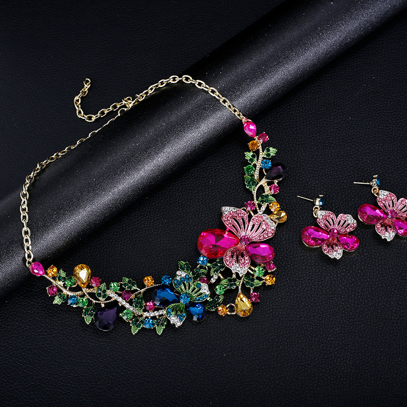 Set ogrlice i naušnica, cvjetno-etnički stil, zlatni materijal, klavikularni lanac, privjesak od legure s kamencima