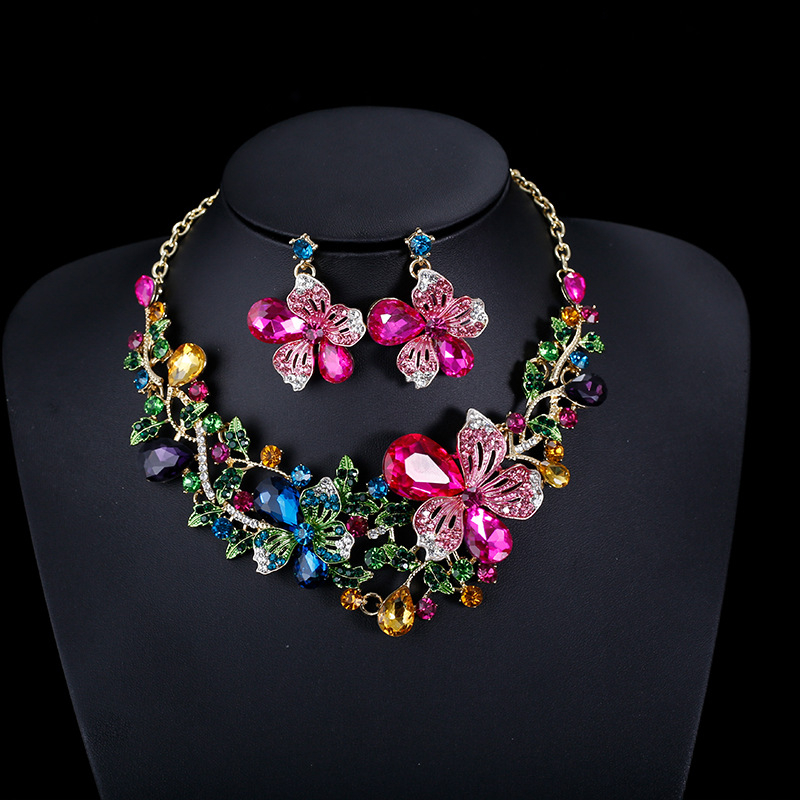 Set ogrlice i naušnica, cvjetno-etnički stil, zlatni materijal, klavikularni lanac, privjesak od legure s kamencima