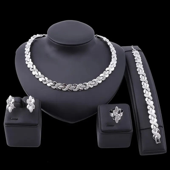 Ötvözet ékszerszett: nyaklánc, fülbevaló, karkötő és gyűrű, Cuban link lánccal, medál ötvözetből, hip-hop stílus