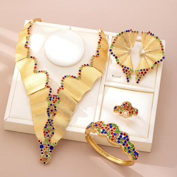 Ékszerszett: fülbevaló, nyaklánc és karkötő; cink ötvözet; elektroplakálás; növény- és virágminta