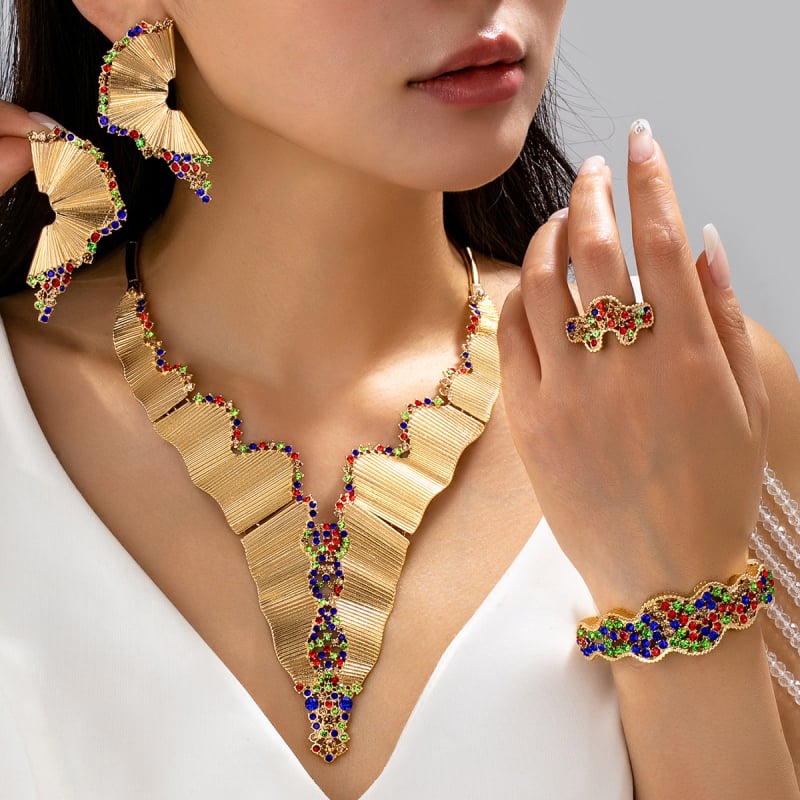 Ékszerszett: fülbevaló, nyaklánc és karkötő; cink ötvözet; elektroplakálás; növény- és virágminta