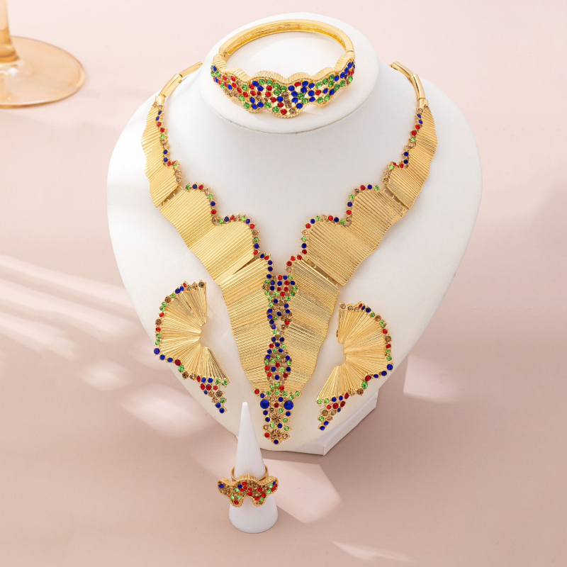 Ékszerszett: fülbevaló, nyaklánc és karkötő; cink ötvözet; elektroplakálás; növény- és virágminta