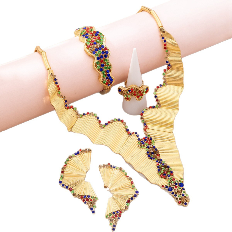 Ékszerszett: fülbevaló, nyaklánc és karkötő; cink ötvözet; elektroplakálás; növény- és virágminta