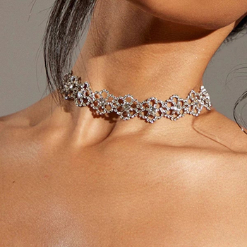 Menyasszonyi ékszerszett: nyaklánc és fülbevalók rhinestone-nal, elektroplatinált bevonat, mesterséges kristály medállal, szabályos lánccal, minták Szerelem/Vízcsepp/Harang