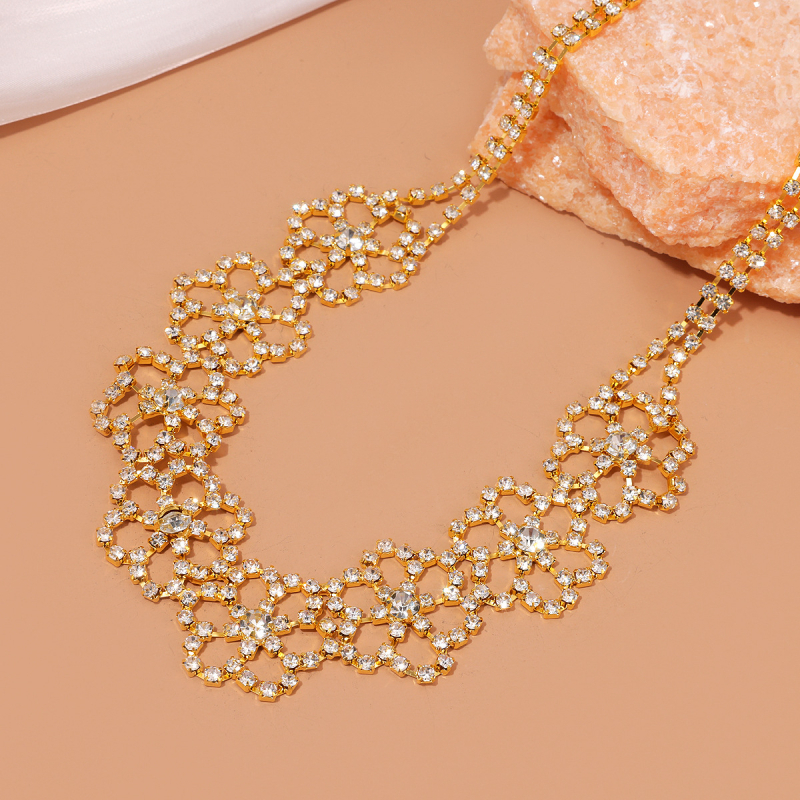 Menyasszonyi ékszerszett: nyaklánc és fülbevalók rhinestone-nal, elektroplatinált bevonat, mesterséges kristály medállal, szabályos lánccal, minták Szerelem/Vízcsepp/Harang