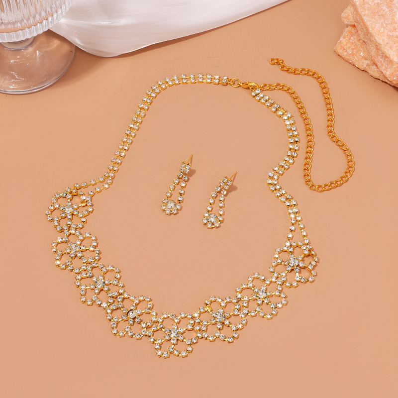 Menyasszonyi ékszerszett: nyaklánc és fülbevalók rhinestone-nal, elektroplatinált bevonat, mesterséges kristály medállal, szabályos lánccal, minták Szerelem/Vízcsepp/Harang