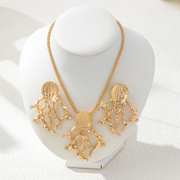 Fülbevaló és nyaklánc készlet korallos elemekkel és strasszokkal - cinkötvözet, elektroplakálás, gyöngy/INS stílus, 2025 ősz